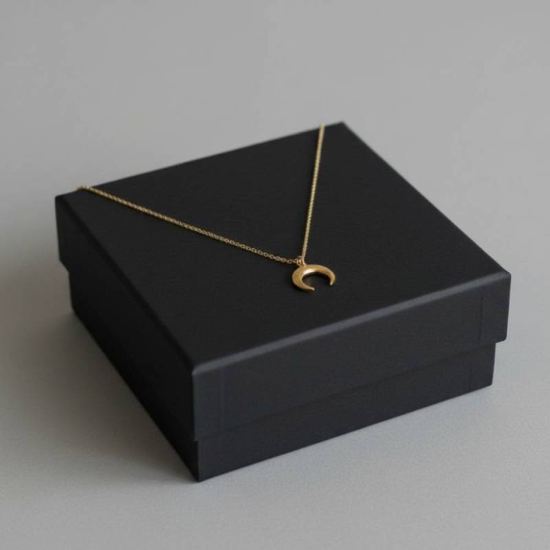 Nyaklánc félhold medállal