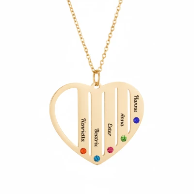 Nyaklánc szív alakú medállal öt névvel