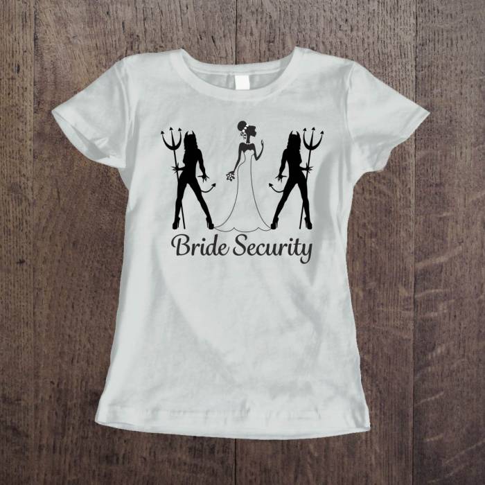 Lánybúcsúra Személyre Szabott Póló - Menyasszonyi biztonság Lánybúcsúra Személyre Szabott Póló - Menyasszonyi biztonság