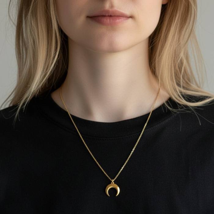 Nyaklánc félhold medállal