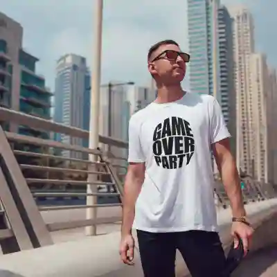 Személyre szabott póló legénybúcsúra – Game Over Party